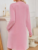 Vue arrière dos robe tricot côtelé manches longues, texture nervurée de dos, manches longues visibles de dos, viscose douce, style casual décontracté de dos
