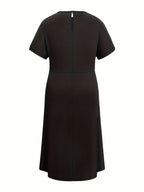 Gros plan détails robe midi, texture tissu luxueuse et fluide, coutures invisibles impeccables, finitions premium, qualité artisanale, design minimaliste et élégant
