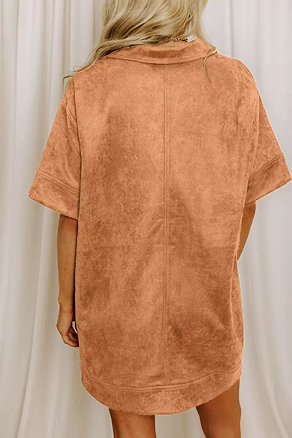 Vue arrière dos robe femme col Johnny manches courtes avec poches, col Johnny visible de dos, manches courtes, tissu polyester, style casual élégant de dos
