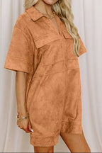 Vue latérale profil robe femme col Johnny manches courtes, col Johnny visible de côté, manches courtes, poches latérales fonctionnelles, tissu polyester fluide, silhouette casual élégante
