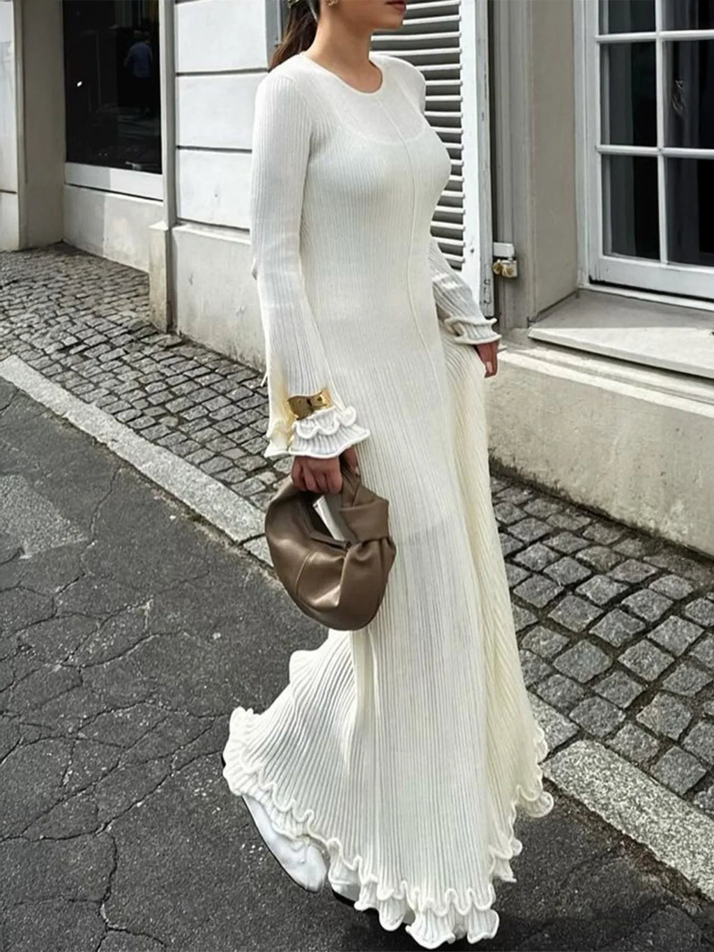 Robe pull côtelée ourlet à volants - vue de profil révélant la ligne élégante et le détail de l'ourlet à volants féminin - BLACK-COAT
