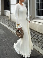 Robe pull côtelée ourlet à volants - vue de profil révélant la ligne élégante et le détail de l'ourlet à volants féminin - BLACK-COAT
