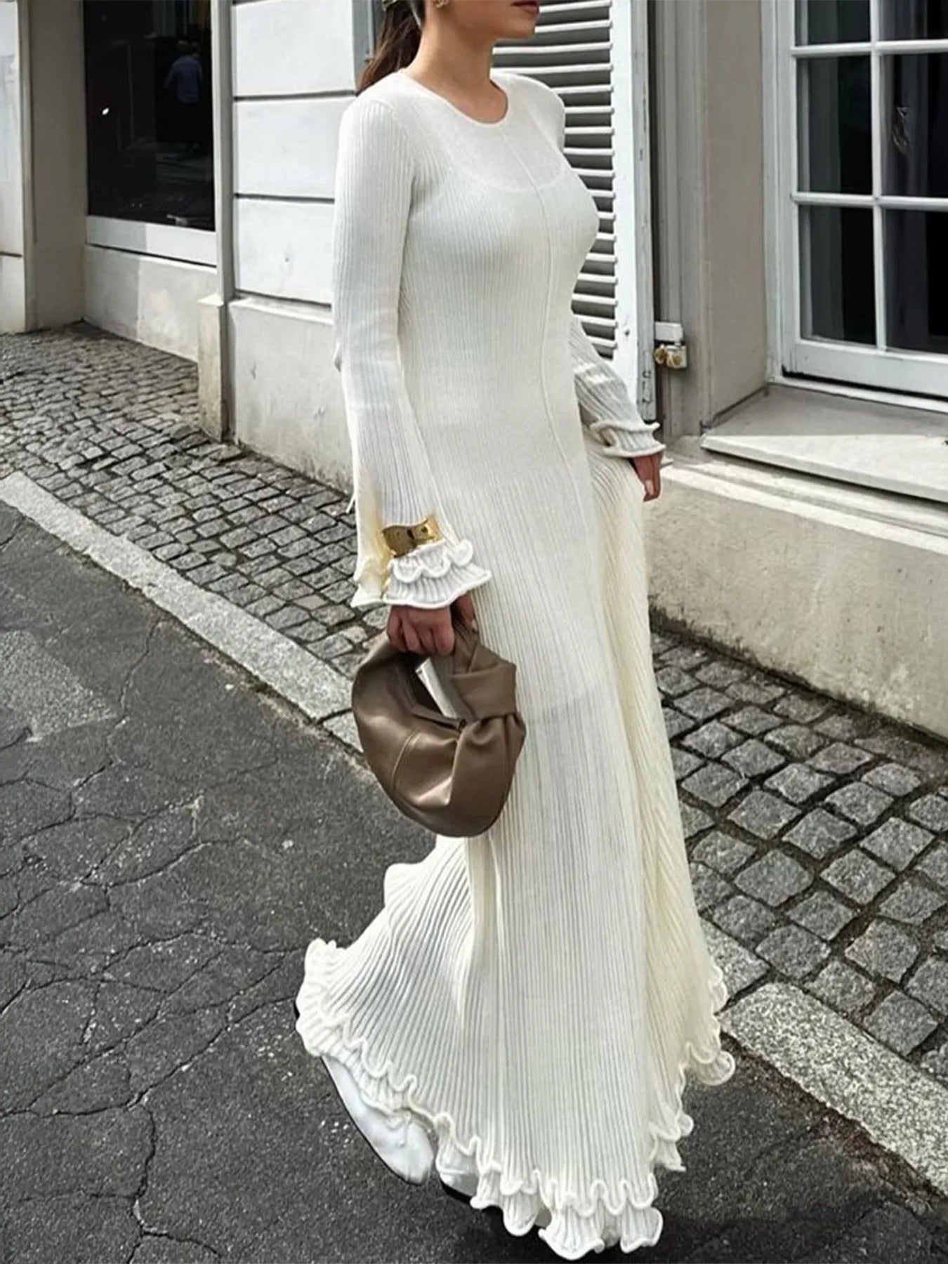 Robe pull côtelée ourlet à volants - vue de profil révélant la ligne élégante et le détail de l'ourlet à volants féminin - BLACK-COAT
