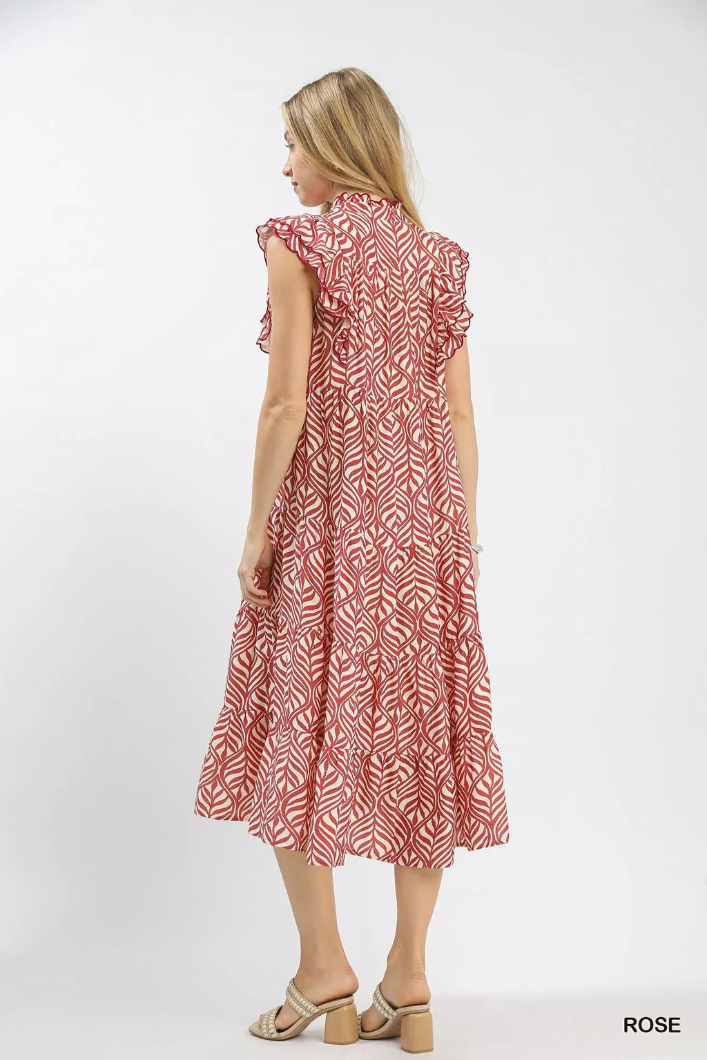 Vue arrière dos robe midi étagée imprimé feuilles avec volants, motif feuillage continu de dos, volants étagés superposés à l'arrière, longueur midi, style romantique bohème de dos