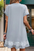 Détail dos robe à dentelle, encolure ronde élégante, manches courtes ajustées, ornements dentelle délicats, tissu fluide de qualité premium, coupe féminine
