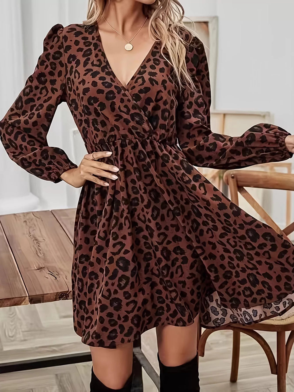 Vue trois-quarts mini robe imprimé léopard décolleté V manches longues, angle montrant le décolleté en V, le motif léopard audacieux et les manches longues, style tendance et féminin
