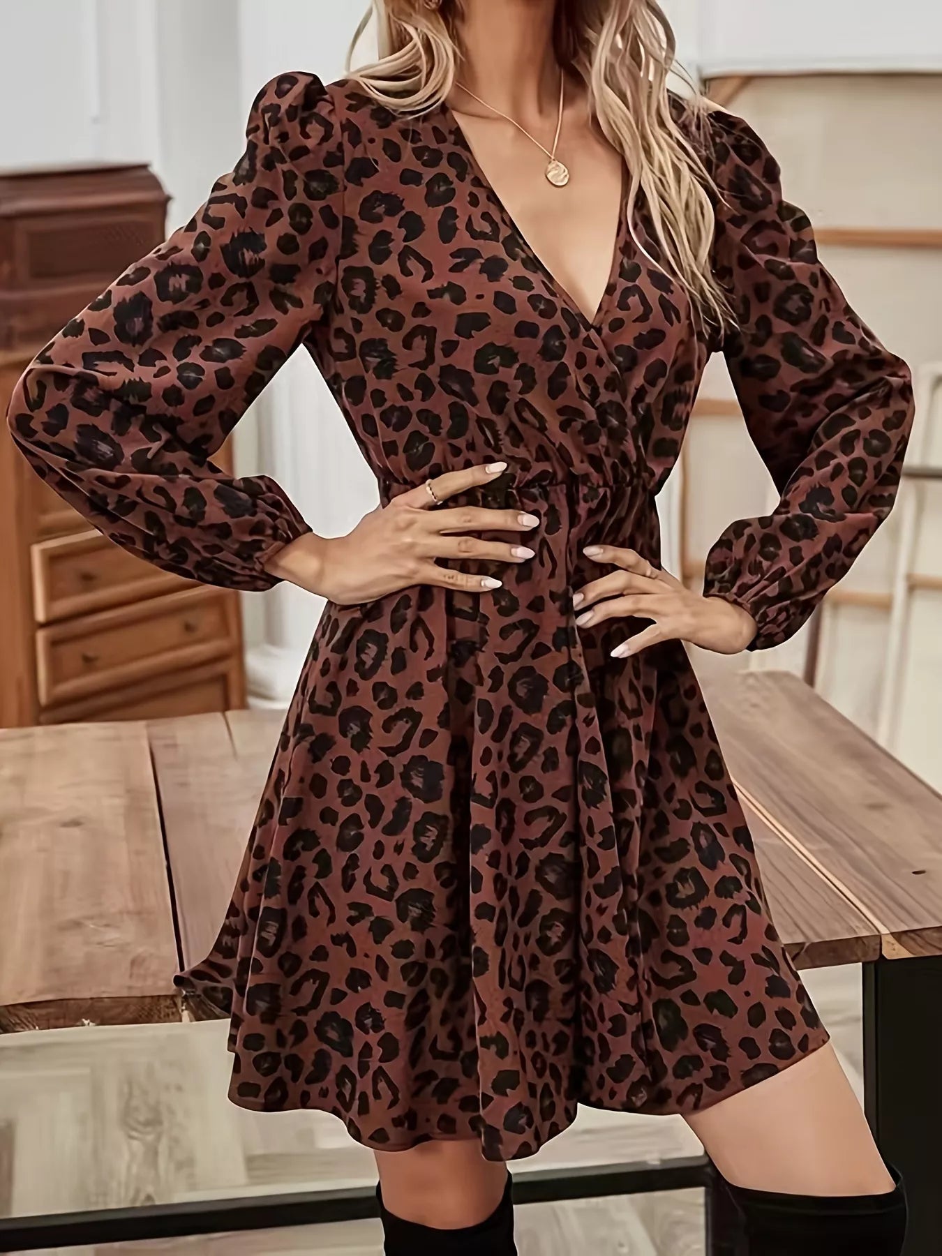 Vue latérale profil mini robe imprimé léopard décolleté V, motif animal print visible de côté, manches longues, longueur mini, silhouette moulante ou décontractée, style audacieux et tendance

