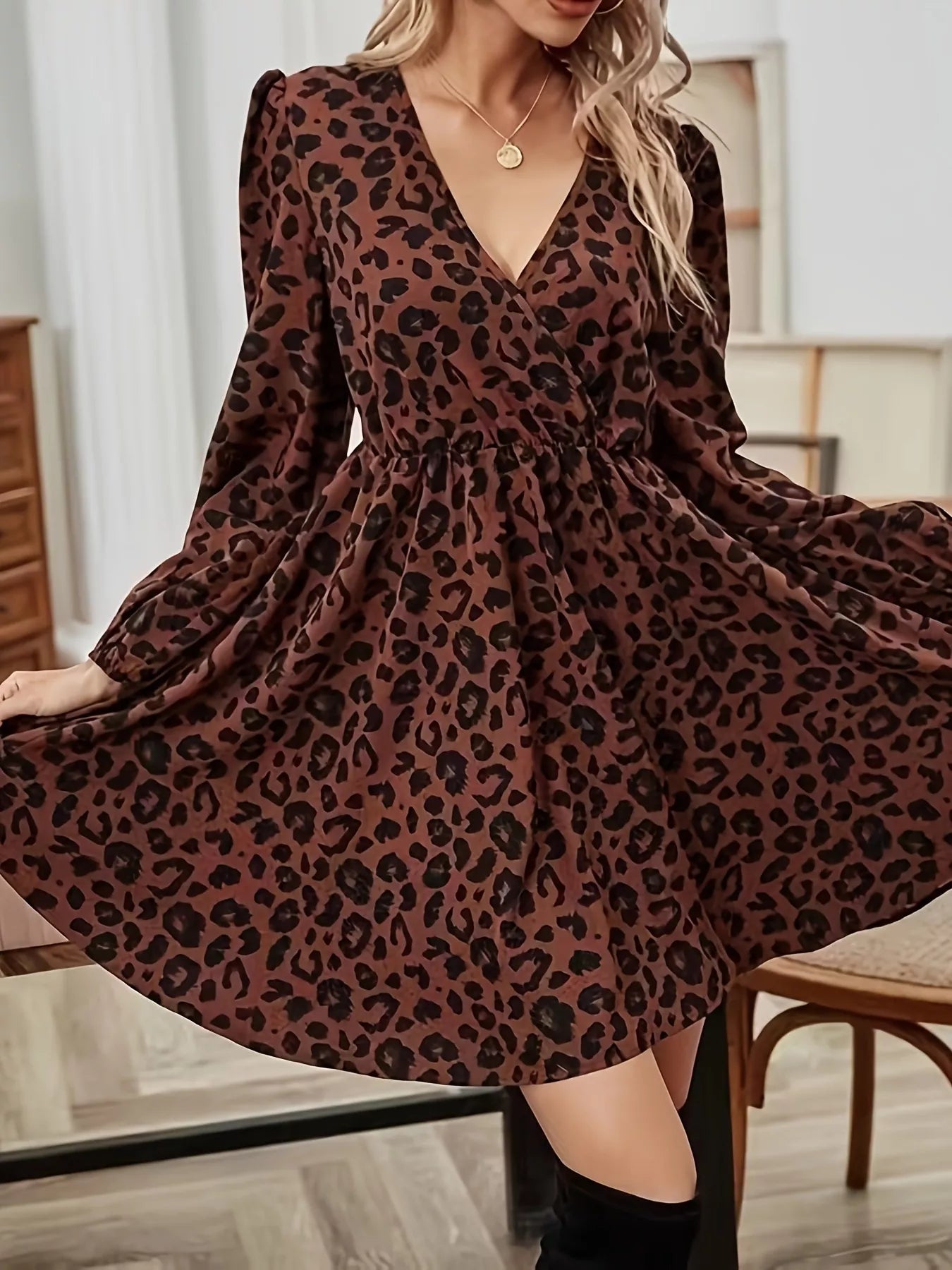 Gros plan détail imprimé léopard de la mini robe, vue rapprochée du motif animal print, qualité du tissu, finitions soignées, texture et détails de l'imprimé tendance
