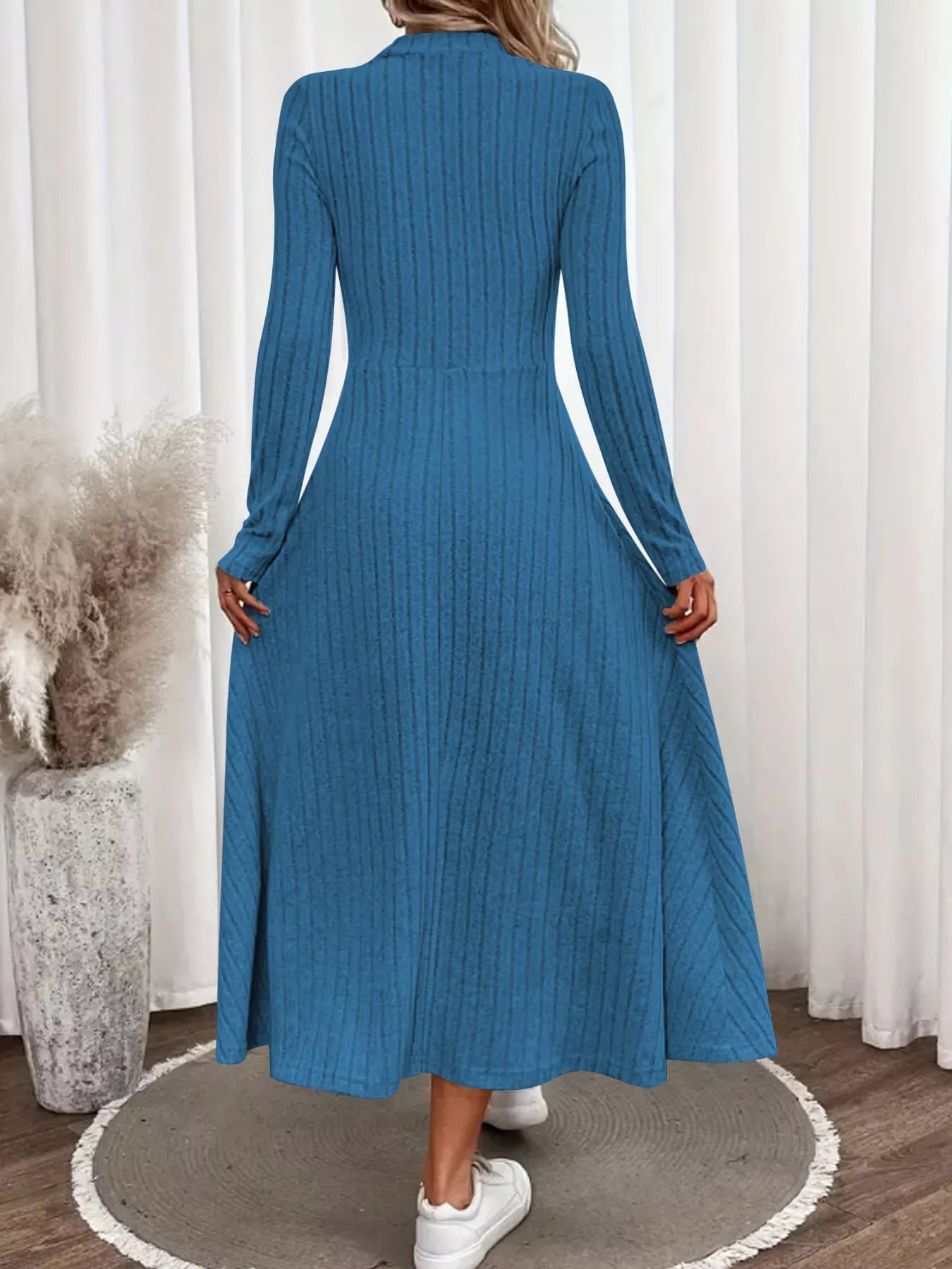 Vue arrière dos robe midi A-line portée, texture côtelée nervurée de dos, silhouette évasée trapèze, longueur midi, style casual élégant de dos
