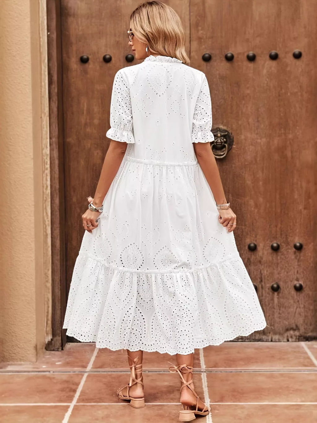 Vue arrière dos robe midi broderie anglaise, encolure à nouer visible de dos, détails eyelet délicats, demi-manches, longueur midi, style romantique et féminin avec broderie anglaise de dos
