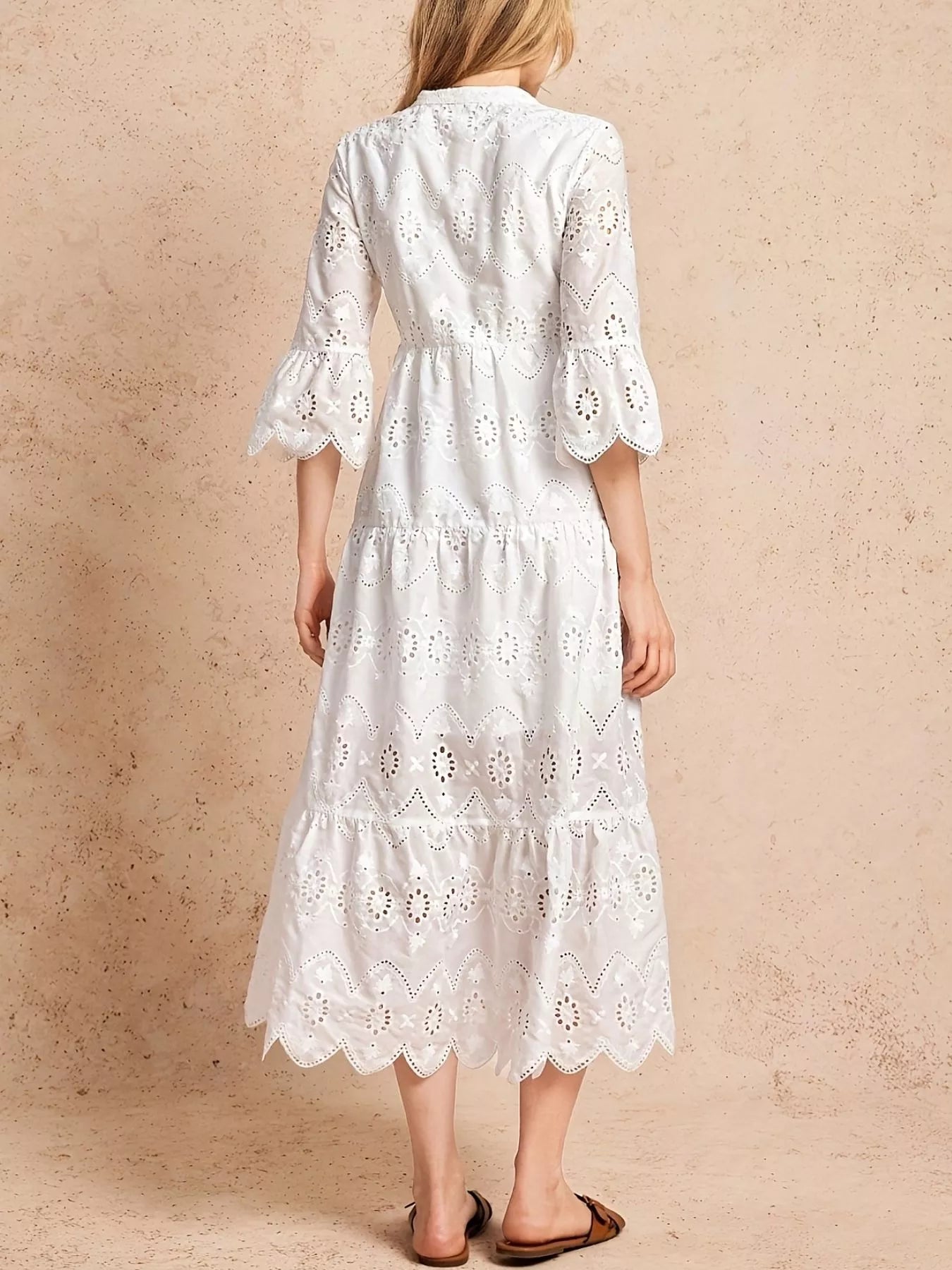 Vue arrière dos robe midi étagée broderie anglaise, encolure échancrée visible de dos, volants étagés superposés à l'arrière, détails eyelet délicats, longueur midi, style romantique de dos
