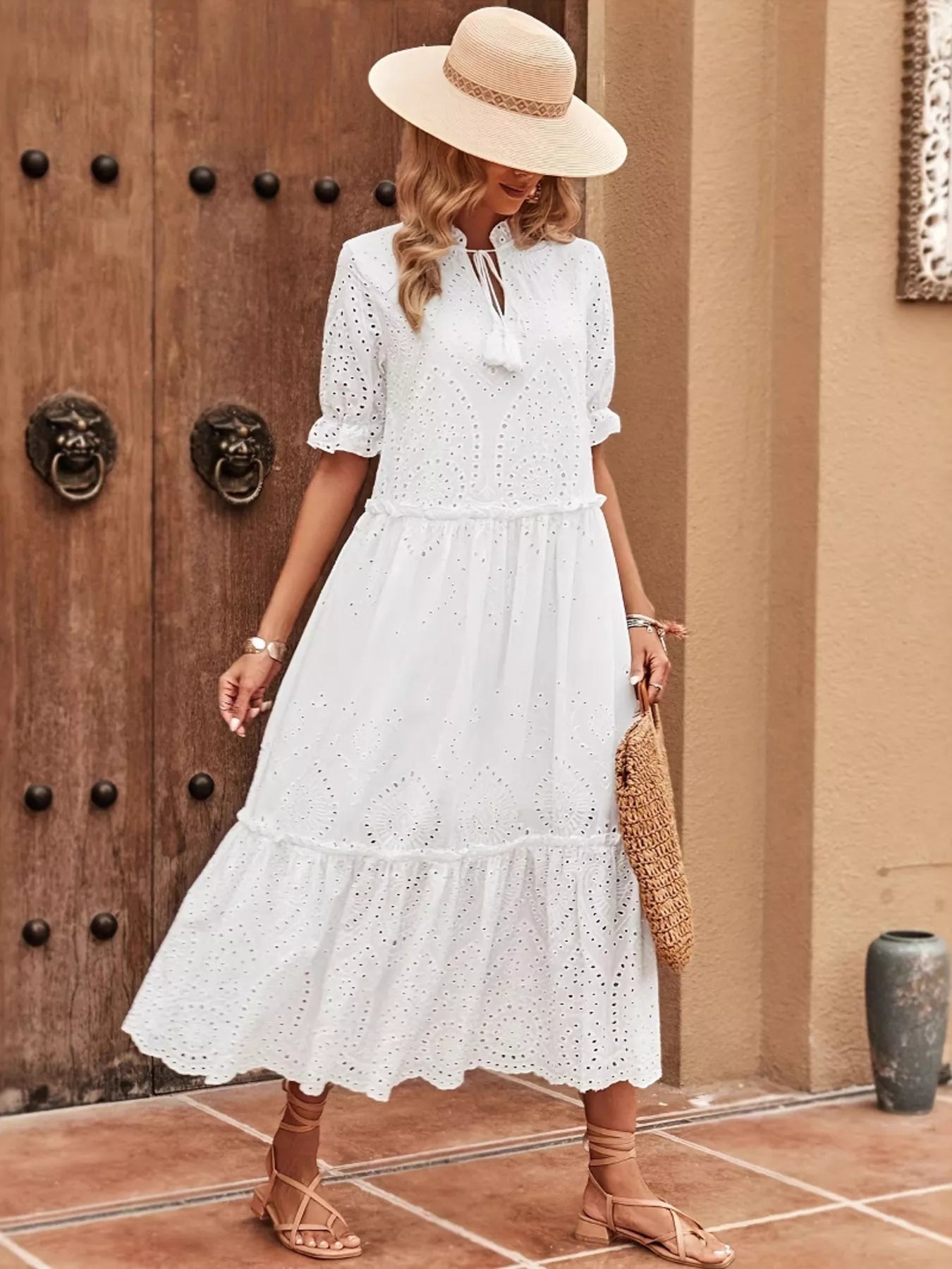 Vue latérale profil robe midi broderie anglaise avec encolure à nouer, détails eyelet visibles de côté, demi-manches, lien à nouer à l'encolure, longueur midi fluide, silhouette romantique et féminine

