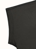 Gros plan détails robe midi, texture tissu luxueuse et fluide, coutures invisibles impeccables, finitions premium, qualité artisanale, design minimaliste et élégant
