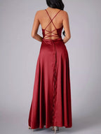 Détail du dos de la robe Black-Coat - vue rapprochée montrant la finition impeccable, les détails de construction et le travail de couture premium de cette collection accessible
