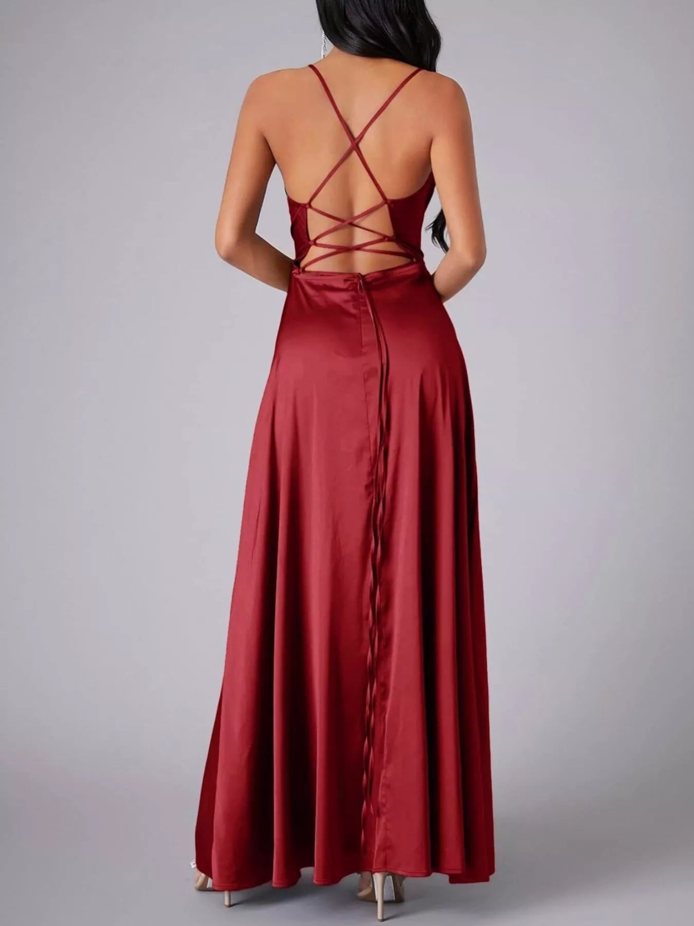 Détail du dos de la robe Black-Coat - vue rapprochée montrant la finition impeccable, les détails de construction et le travail de couture premium de cette collection accessible
