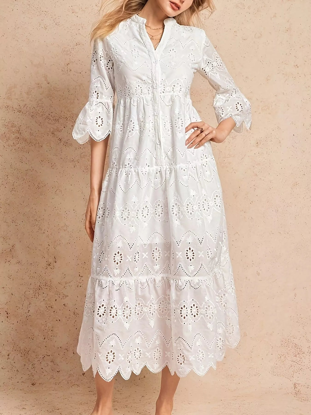 robe midi étagée broderie anglaise, encolure échancrée visible de côté, volants étagés superposés, détails eyelet, longueur midi fluide, silhouette romantique et féminine avec mouvement
