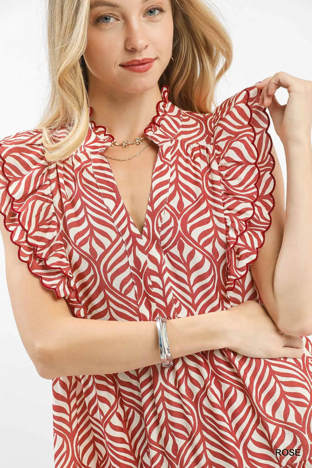 Gros plan détails imprimé feuilles et volants étagés de la robe midi, vue rapprochée du motif feuillage botanique, finitions volants superposés, qualité du tissu fluide, style romantique bohème artisanal
