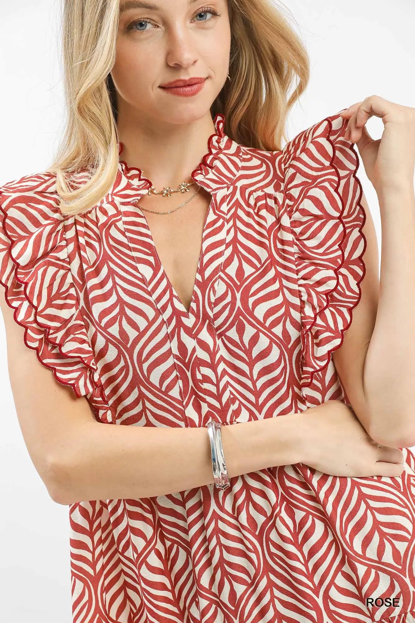 Gros plan détails imprimé feuilles et volants étagés de la robe midi, vue rapprochée du motif feuillage botanique, finitions volants superposés, qualité du tissu fluide, style romantique bohème artisanal
