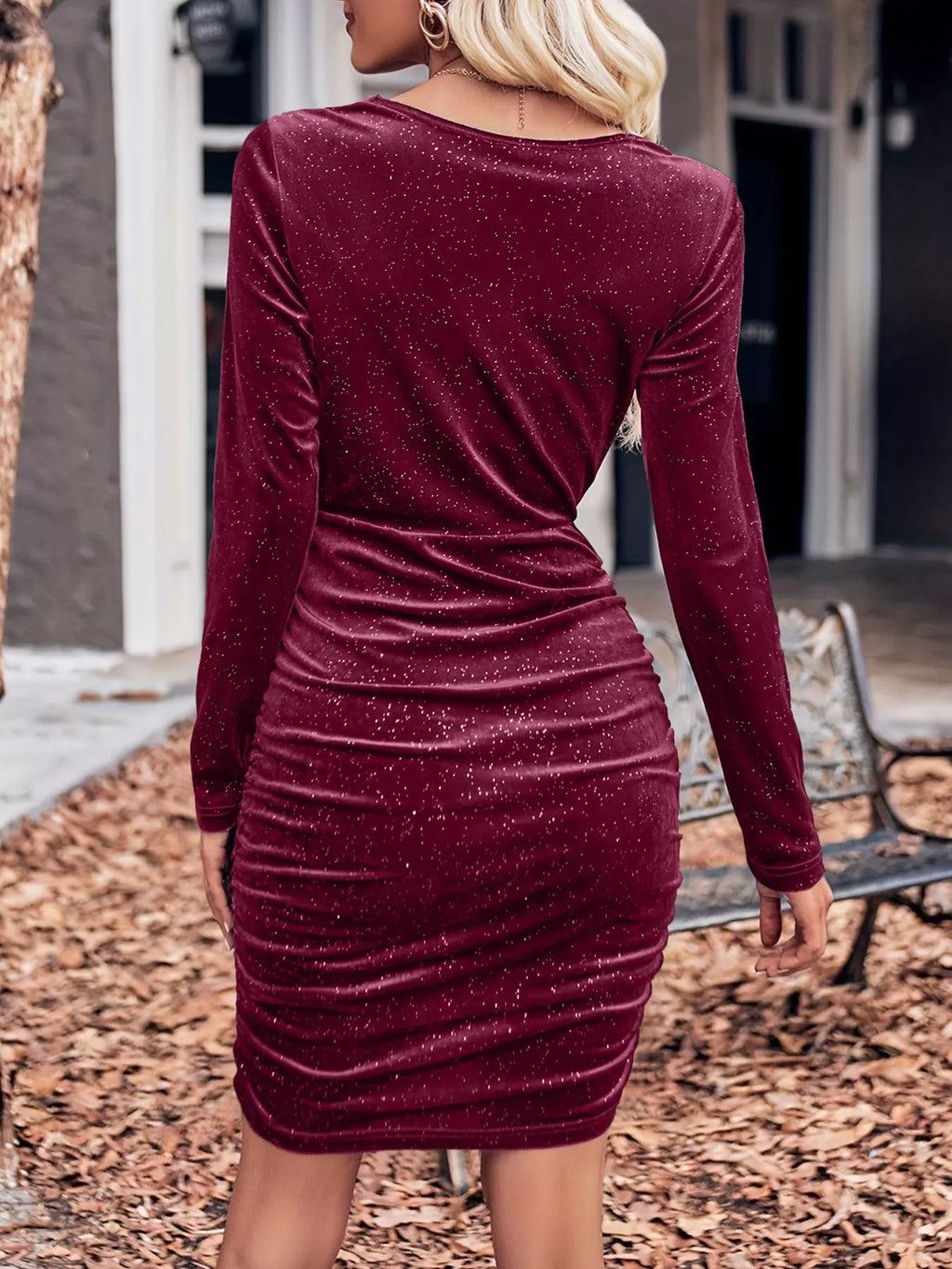 Vue arrière dos robe velours bodycon froncée, tissu velours luxueux de dos, fronces latérales visibles de dos, silhouette moulante ajustée, style glamour et sophistiqué de dos
