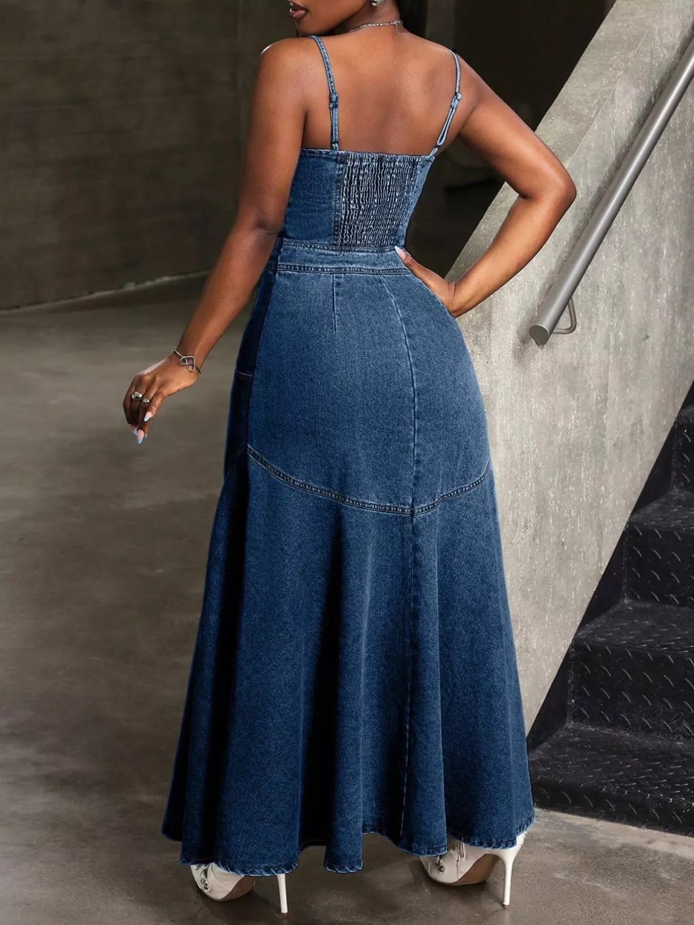 Robe denim boutonnée BLACK-COAT - vue arrière dévoilant la coupe impeccable, la qualité du denim qui vieillit magnifiquement, et le style américain authentique de cette pièce polyvalente essentielle
