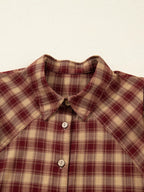 Détail du col et de l'encolure de la robe chemise à carreaux - vue rapprochée montrant la finition impeccable du col chemise classique, signature des robes de qualité Black-Coat
