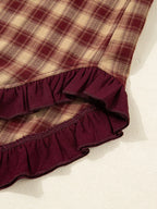 Détail de l'ourlet patchwork à volants de la robe chemise Black-Coat - vue rapprochée révélant la finition sophistiquée et le travail de couture premium de cette collection accessible
