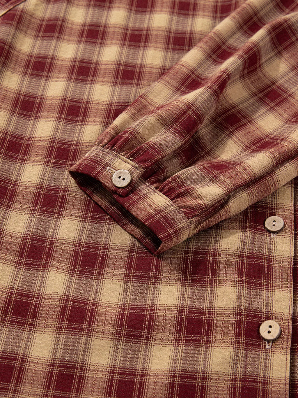 Vue latérale de la robe chemise mini à motif tartan - angle soulignant la coupe flatteuse, les manches longues élégantes et l'ourlet volants pour un look sophistiqué accessible
