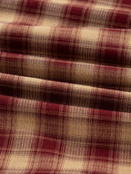 Vue détaillée du motif tartan à carreaux de la robe chemise - gros plan sur le tissu montrant la qualité du tissage et les couleurs harmonieuses, collection premium accessible Black-Coat

