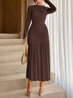 Robe midi bodycon froncée manches longues BLACK-COAT - vue de face montrant les détails froncés sophistiqués qui sculptent la silhouette, la coupe bodycon moulante élégante, les manches longues raffinées et la longueur midi parfaite pour occasions spéciales
