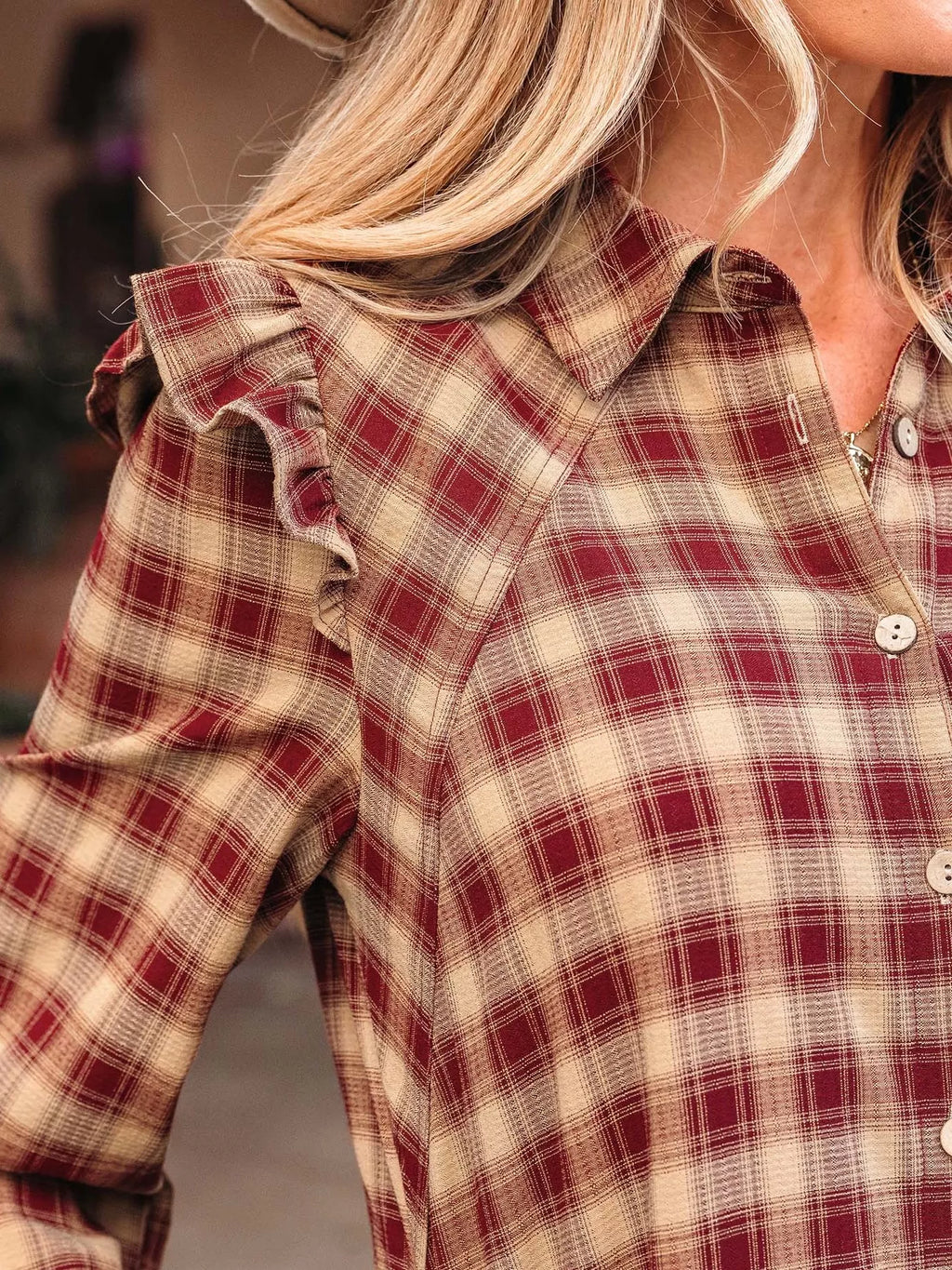 Détail des manches longues de la robe chemise à carreaux - vue rapprochée montrant la finition soignée et le tissu polyester-viscose-élasthanne de qualité premium accessible
