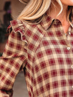 Détail des manches longues de la robe chemise à carreaux - vue rapprochée montrant la finition soignée et le tissu polyester-viscose-élasthanne de qualité premium accessible
