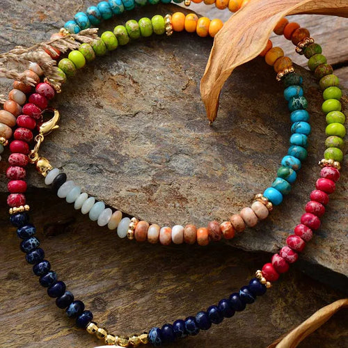 Gros plan sur les pierres de chakra multicolores et pendentif lune