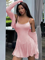 Vue latérale profil ensemble crop top et robe caraco noirs, crop top court manches longues moulant, robe slip midi fluide à bretelles spaghetti, silhouette superposée tendance
