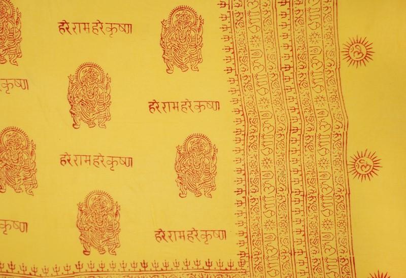  "Châle méditation jaune symboles OM sanskrit yoga"