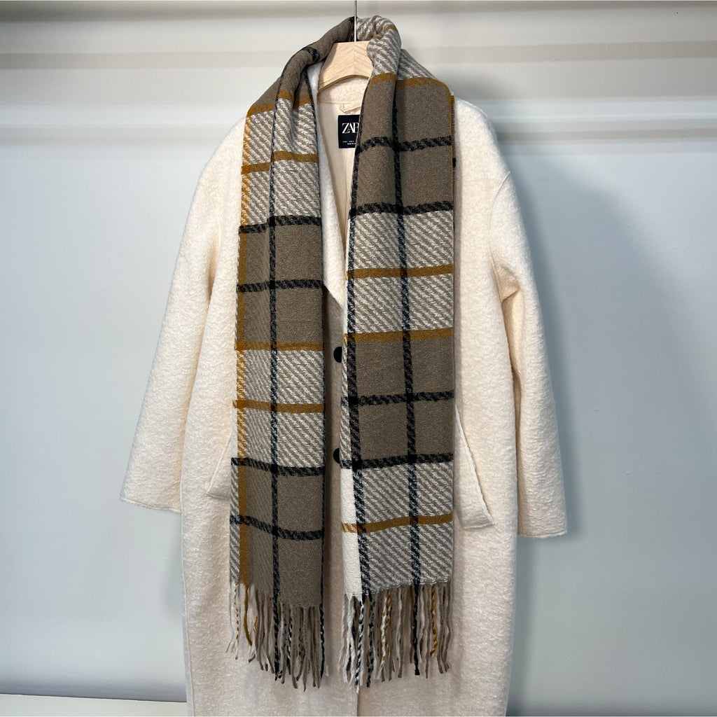  "Foulard plaid beige porté style décontracté femme"