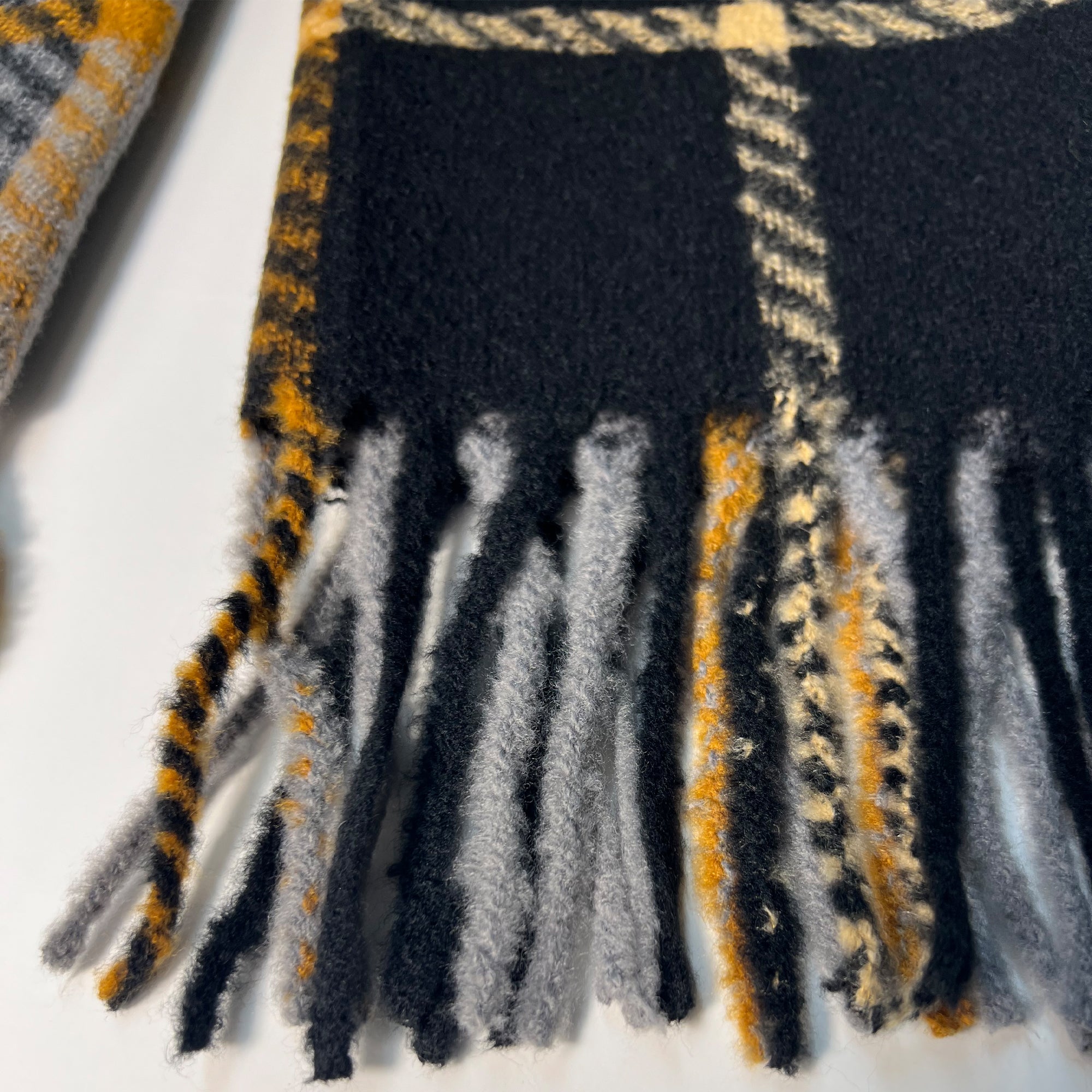  "Foulard plaid noir gris porté style écossais"