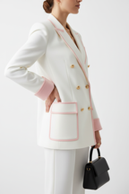 Blazer blanc bordures contrastées roses vue de profil révélant la coupe structurée élégante, les détails de bordure et le style sophistiqué - BLACK-COAT