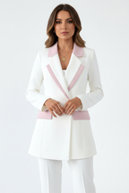 Blazer blanc double boutonnage vue de face montrant les bordures roses contrastées sur col, poches et poignets, les boutons dorés et le style raffiné élégant - BLACK-COAT