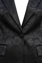 Blazer col revers coupe ajustée noir motif floral jacquard veste cintrée femme - détail rapproché de la fermeture boutonnée raffinée, construction des boutons, finitions qualité, tailleur professionnel soigné - BLACK-COAT