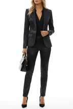 Blazer col revers coupe ajustée noir motif floral jacquard veste cintrée femme - pose confiante professionnelle montrant le col revers élégant, coupe slim fit sculptant et valorisant la silhouette, motif floral jacquard subtil, construction doublée qualité, sophistication moderne flatteuse - BLACK-COAT