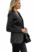 Blazer col revers coupe ajustée noir motif floral jacquard veste cintrée femme - vue de profil latéral montrant la structure tailleur ajustée, col revers, coupe slim fit, motif floral, silhouette sculptée professionnelle - BLACK-COAT
