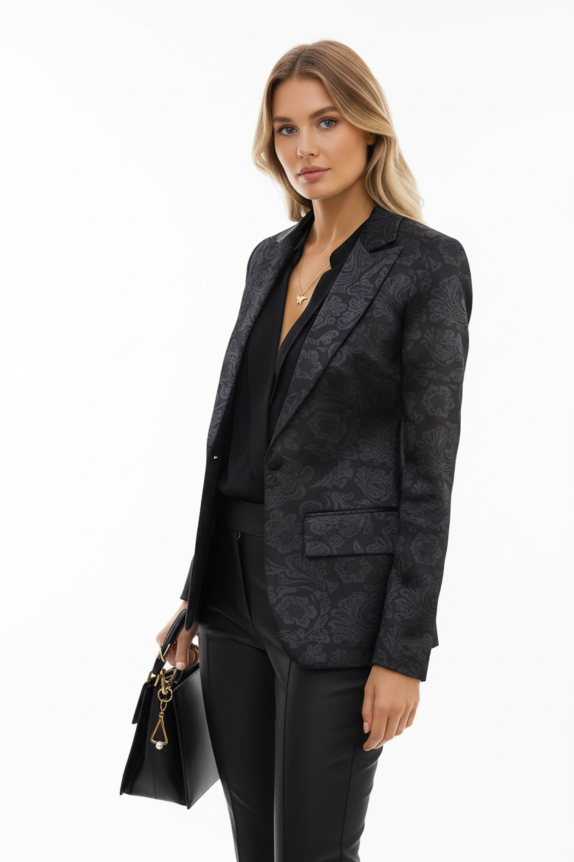 Blazer col revers coupe ajustée noir motif floral jacquard veste cintrée femme - vue trois-quarts ànull45 degrés montrant la dimension complète du vêtement, col revers, coupe slim fit, motif floral, fermeture boutonnée, sophistication moderne - BLACK-COAT