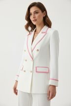 Blazer double boutonnage bordures contrastées vue trois-quarts montrant l'ensemble du design avec détails roses, boutons dorés et élégance raffinée - BLACK-COAT