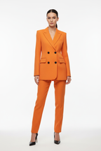 Blazer femme double boutonnage texturé orange veste structurée premium vue de face montrant la fermeture double boutonnage signature avec boutons noirs, tissu texturé raffiné premium, coupe structurée flatteuse, doublure complète, épaulettes structurées, poches fonctionnelles - BLACK0COAT