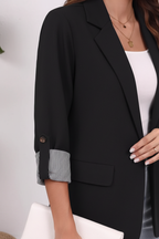 Blazer col revers manches retroussables noir veste élégante femme - détail rapproché des manches retroussables avec détail rayé contrasté, option styling polyvalente modulable, ajustement des manches - BLACK-COAT