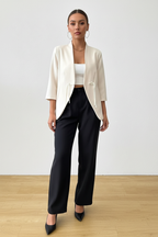 Blazer manches trois-quarts détail noué blanc cassé veste mi-saison femme - vue de face montrant les manches trois-quarts avec détail nœud élégant, ouverture devant, construction non doublée, tissu polyester-élasthanne, coupe professionnelle moderne - BLACK-COAT