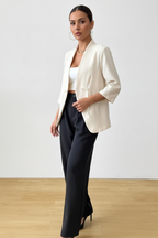 Blazer manches trois-quarts détail noué blanc cassé veste mi-saison femme - vue trois-quarts à 45 degrés montrant la dimension complète du vêtement, manches trois-quarts détail noué, ouverture devant, sophistication contemporaine - BLACK-COAT