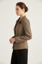 Blazer tweed marron détails floraux vue de profil révélant la coupe ajustée élégante, les manches longues et le style romantique raffiné - BLACK-COAT