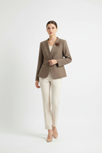 Blazer tweed marron un bouton vue de face montrant la broche florale rose décorative, le col tailleur élégant et la texture tweed sophistiquée - BLACK-COAT