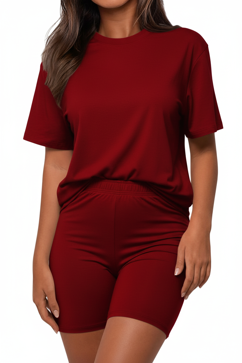 Mannequin en pied en marche portant l'ensemble coordonné t-shirt oversize et short cycliste bordeaux Black-Coat, vue de face — silhouette décontractée et moderne sublimée par le coloris bordeaux profond et passionné, t-shirt oversize col rond tombant avec aisance sur les épaules, manches courtes légères et respirantes, short cycliste gainant et confortable épousant parfaitement la silhouette, ensemble assorti créant une harmonie visuelle parfaite, fond blanc épuré, photographie mode éditoriale casual chic B
